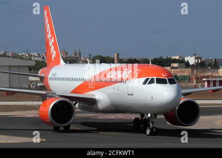 Airbus A320neo (A320-200N) aereo jet passeggeri appartenente alla compagnia aerea economica easyJet che tassano all'arrivo a Malta. Vista ravvicinata dalla parte anteriore. Foto Stock