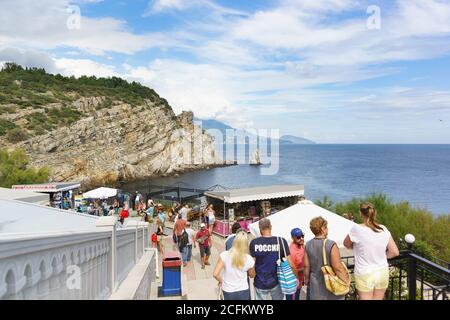 Russia, Crimea, Yalta, Gaspra-10 settembre 2018: Turisti sulla piattaforma di osservazione vicino al vecchio castello gotico inghiottire Nest sulla costa meridionale di Foto Stock