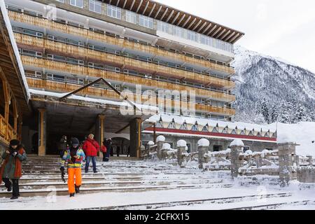 Dombay, Karachay-Cherkess Republic, Russia-15 dicembre 2018: I residenti del vecchio hotel 'Dombay' giù le scale. Gli ultimi oneri organizzativi di Foto Stock