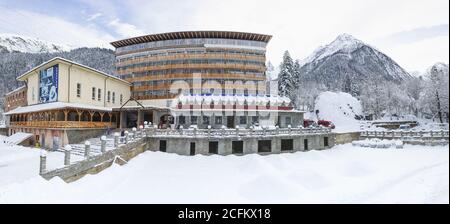 72 Karachay Street, villaggio Dombay, Karachay-Cherkess Republic, Russia-15 dicembre 2018: Vista panoramica del complesso sportivo e benessere Dombay Foto Stock