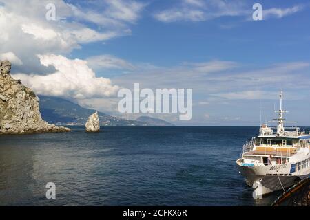 Russia, Crimea, Yalta, Gaspra-10 settembre 2018: Nave bianca Margate si trova sul molo nella baia vicino al castello di Swallow's Nest. Escursione popolare r Foto Stock