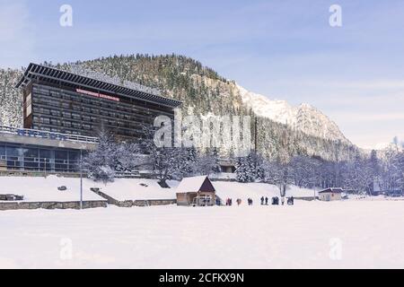 Dombay, Karachay-Cherkess Republic, Russia-16 dicembre 2018: Hotel Mountain Peaks Karachay Street house 117 nel villaggio turistico. Giorno invernale nuvoloso Foto Stock