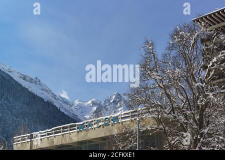 Dombai, Karachay-Cherkess Republic, Russia-16 dicembre 2018: Iscrizione dilapidata nella PISTA di pattinaggio russa sullo sfondo delle vette di montagna. RES Foto Stock