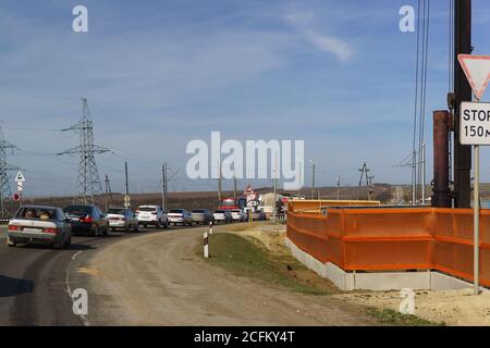 Starotitarovskaya stanitsa, regione di Krasnodar, Russia - 08 marzo 2019: Congestione stradale in un attraversamento ferroviario non regolamentato Foto Stock