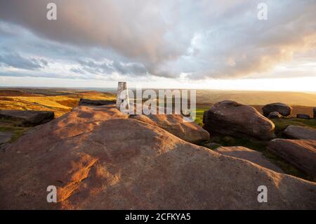 Tramonto su Stanage Edge, al confine tra il Derbyshire e il South Yorkshire, vicino a Sheffield. Peak District National Park, Inghilterra, Regno Unito Foto Stock