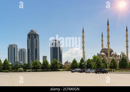 Grozny, Repubblica cecena, Russia - 02 giugno 2019: Grozny città alto complesso e Akhmat Kadyrov cuore della moschea Cecenia - due siti del nuovo ci Foto Stock