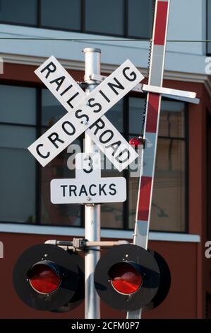 Segnale di attraversamento ferroviario, barriera e luci rosse a Seattle, USA. Foto Stock