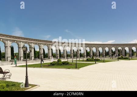 Nazran, Inguscezia, Russia - 02 giugno 2019: Colonnati del memoriale della memoria e della gloria con i nomi di 36 Ingush che ha avuto premi di stato durante il Foto Stock