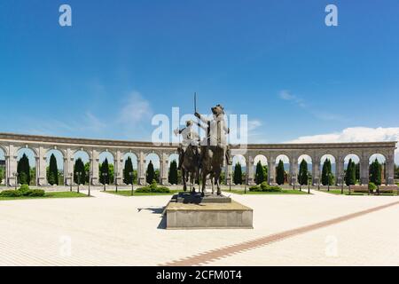 Nazran, Inguscezia, Russia - 02 giugno 2019: Monumento al reggimento di cavalleria Inguscezia della 'Divisione selvaggia' - formazione di cavalleria dell'Imperiale Russo Foto Stock