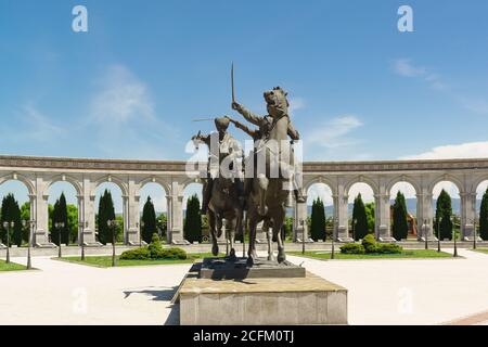 Nazran, Inguscezia, Russia - 02 giugno 2019: Monumento al reggimento di cavalleria Inguscezia della 'Divisione selvaggia' - formazione di cavalleria dell'Imperiale Russo Foto Stock