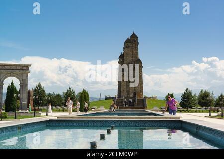 Nazran, Inguscezia, Russia - 02 giugno 2019: Memoriale delle nove Torri - un edificio sotto forma di 9 torri Inguscezia dedicate alle vittime della repressione An Foto Stock