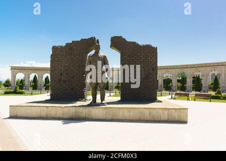 Nazran, Inguscezia, Russia - 02 giugno 2019: Targa con i nomi dei nativi di Inguscezia - Eroi dell'Unione Sovietica, Eroi della Fed russa Foto Stock