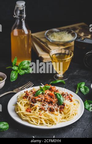 Spaghetti con ragù alla bolognese, parmigiano e basilico Foto Stock