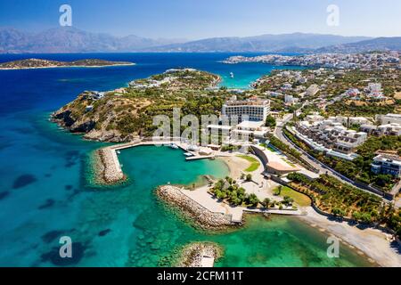 Veduta aerea delle acque cristalline del mare di Creta e del golfo di Mirabello (Agios Nikolaos, Creta, Grecia) Foto Stock