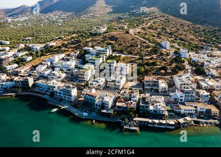 ELOUNDA, CRETE, GRECIA - 27 AGOSTO 2020: Vista aerea del lungomare nella popolare cittadina greca di Elounda sull'isola di Creta Foto Stock