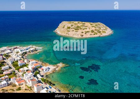 Veduta aerea del pittoresco villaggio di Mochlos e delle antiche rovine minoiche su un'isola (Mochlos, Creta, Grecia) Foto Stock