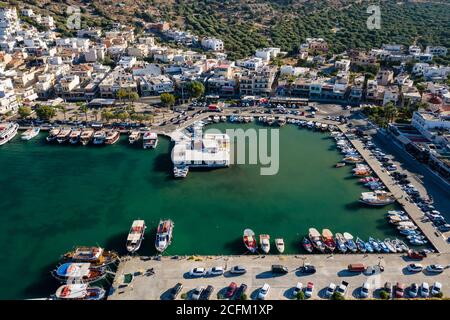 ELOUNDA, CRETA, GRECIA - 27 AGOSTO 2020: Vista aerea del porto nella popolare cittadina turistica greca di Elounda sull'isola di Creta Foto Stock