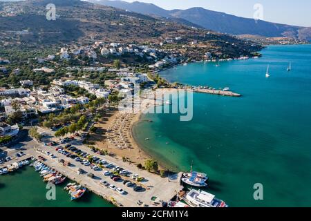 ELOUNDA, CRETE, GRECIA - 27 AGOSTO 2020: Vista aerea della spiaggia pubblica nella popolare cittadina turistica greca di Elounda sull'isola di Creta Foto Stock