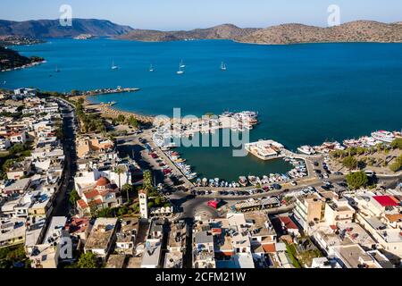 ELOUNDA, CRETA, GRECIA - 22 AGOSTO 2020: Veduta aerea della popolare città greca e del porto di Elounda sull'isola di Creta Foto Stock