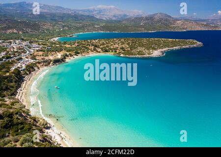 Vista aerea della bellissima spiaggia di sabbia e acque cristalline di Voulisma Beach, Creta, Grecia Foto Stock