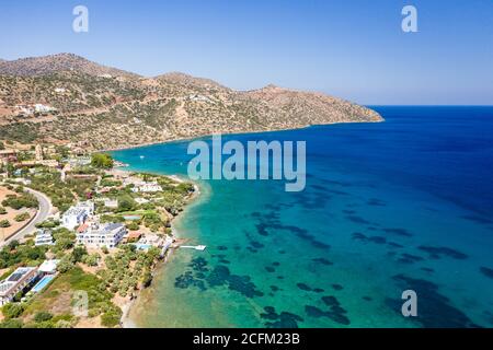 Vista aerea del drone di una spiaggia circondata da un oceano cristallino e poco profondo (Haviana Beach, Creta, Grecia) Foto Stock