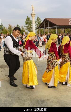 Moldavanskoye, Krymsk, Russia-05 ottobre 2019: Ensemble di danza greca in costume giallo si esibisce in occasione del festival del vino giovane nella valle di Lefkadia Foto Stock