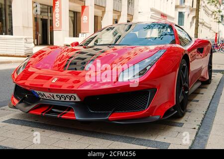 Amburgo, Germania-27 luglio 2019: La supercar rossa Ferrari 488 pista parcheggiata in strada ad Amburgo, Germania . La Lamborghini è famosa e costosa automobile di marca Foto Stock