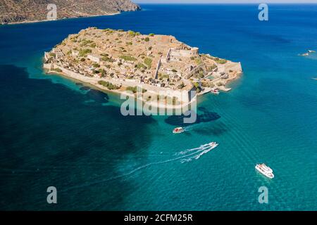 Veduta aerea dell'antica fortezza veneziana in rovina dell'isola di Spinalonga, Creta, Grecia Foto Stock