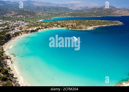 Vista aerea della bellissima spiaggia di sabbia e acque cristalline di Voulisma Beach, Creta, Grecia Foto Stock