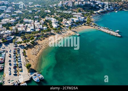 ELOUNDA, CRETE, GRECIA - 27 AGOSTO 2020: Vista aerea della spiaggia pubblica nella popolare cittadina turistica greca di Elounda sull'isola di Creta Foto Stock