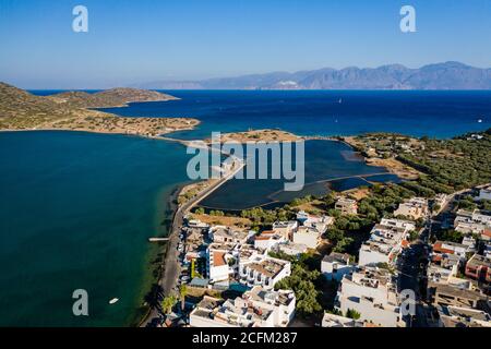 ELOUNDA, CRETA, GRECIA - 27 AGOSTO 2020: Vista aerea del porto nella popolare cittadina turistica greca di Elounda sull'isola di Creta Foto Stock