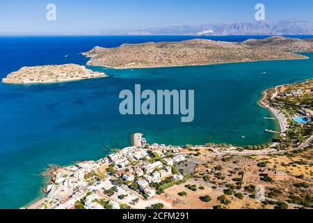 Veduta aerea della fortezza medievale dell'isola di Spinalonga e della città di Plaka con i mari cristallini (Creta, Grecia) Foto Stock