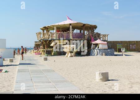 Popovka, quartiere di Saki, Crimea - 10 settembre 2019: L'originale architettura favolosa del caffè per bambini sulla spiaggia Z. City. L'iscrizione in Foto Stock