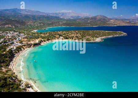 Vista aerea della bellissima spiaggia di sabbia e acque cristalline di Voulisma Beach, Creta, Grecia Foto Stock