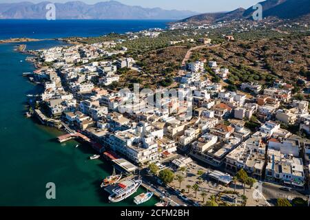 ELOUNDA, CRETE, GRECIA - 27 AGOSTO 2020: Vista aerea del lungomare nella popolare cittadina greca di Elounda sull'isola di Creta Foto Stock