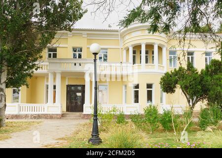 Evpatoria, Crimea, Russia-7 settembre 2019: Cottage 'Valkyrie', costruito all'inizio del ventesimo secolo, situato su Gorky Embankment, 10 Foto Stock