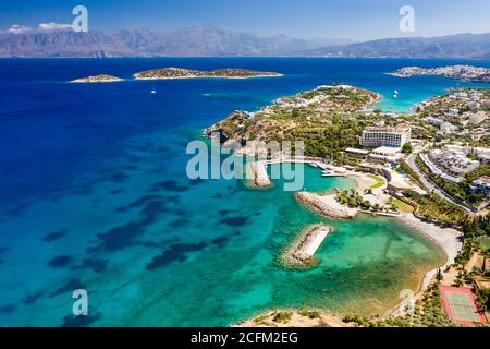 Veduta aerea delle acque cristalline del mare di Creta e del golfo di Mirabello (Agios Nikolaos, Creta, Grecia) Foto Stock