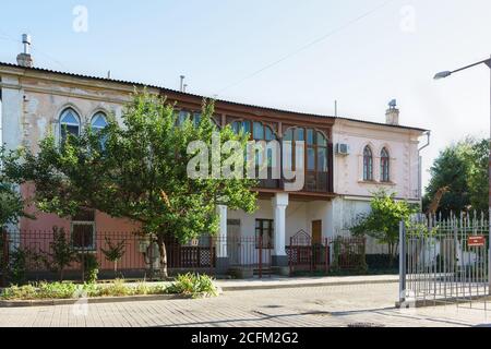 Evpatoria, Crimea, Russia-7 settembre 2019: Vecchia casa a due piani a Lenin Avenue, 17 nella città di villeggiatura Foto Stock