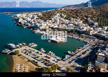 ELOUNDA, CRETA, GRECIA - 27 AGOSTO 2020: Vista aerea del porto nella popolare cittadina turistica greca di Elounda sull'isola di Creta Foto Stock