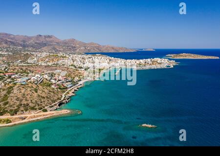 Veduta aerea della città picutresque di Aghios Nikolaos in Creta (Grecia) circondata da un oceano cristallino Foto Stock