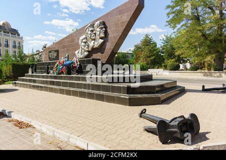 Evpatoria, Crimea, Russia-8 settembre 2019: Monumento sulla strada della Rivoluzione. Scultore Alexey Shmakov, 1969. L'iscrizione in russo agli eroi di Foto Stock