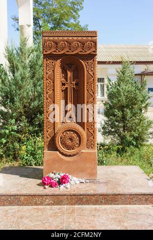 Evpatoria, Crimea, Russia-8 settembre 2019: Stele di pietra Khachkar con un'immagine scolpita della croce - nel cortile della Chiesa di San Nikogayos o Foto Stock