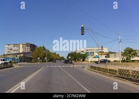 Evpatoria, Crimea, Russia-10 settembre 2019: Vista da un'auto ferma al semaforo all'incrocio di Pobedy Avenue e Internatsionalnaya s. Foto Stock