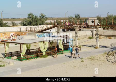 Popovka, distretto di Saki, Crimea - 10 settembre 2019: Negozio di pancake sulla spiaggia Z. città sul mare nero Foto Stock