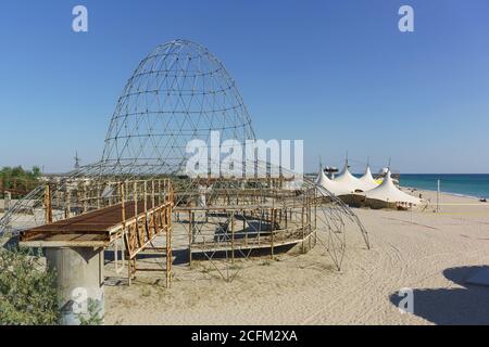 Popovka, distretto di Saki, Crimea - 10 settembre 2019: Uno scheletro gigante di un uovo fantastico sulla spiaggia Z. città sulla costa del mare nero Foto Stock