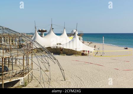 Popovka, distretto di Saki, Crimea - 10 settembre 2019: Una cornice gigante di un uovo fantastico e capannoni per ombra sulla spiaggia Z. città sulla costa del mare nero Foto Stock