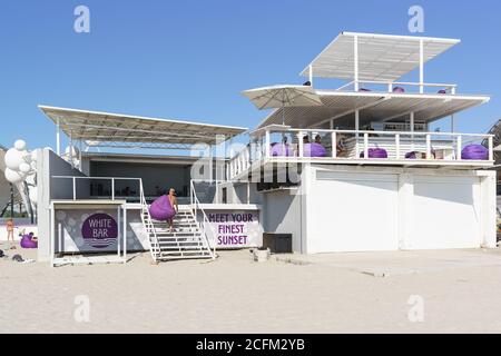 Popovka, Saki District, Crimea - 10 settembre 2019: Bar bianco con boccali di lilla sulla spiaggia Z. città sul mare nero Foto Stock