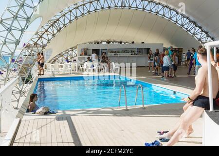 Popovka, distretto di Saki, Crimea - 10 settembre 2019: Piccola piscina sotto una tenda tendaggi sulla spiaggia Z. Città sul mare nero Foto Stock