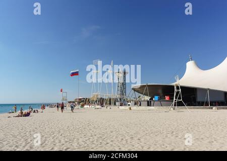 Popovka, distretto di Saki, Crimea - 10 settembre 2019: Sabbia bianca e strutture aeree sulla spiaggia Z. città con musica elettronica sulla costa del mare nero Foto Stock