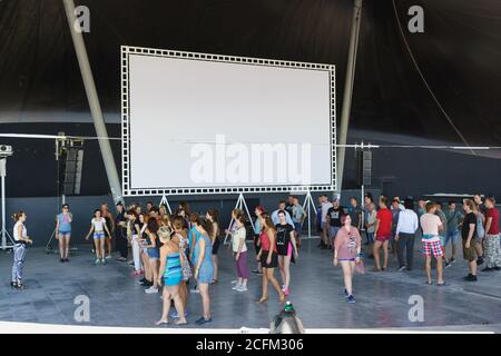 Popovka, distretto di Saki, Crimea - 10 settembre 2019: Un gruppo di vacanzieri in una lezione di danza sulla pista da ballo della spiaggia Z. città sul mare nero Foto Stock